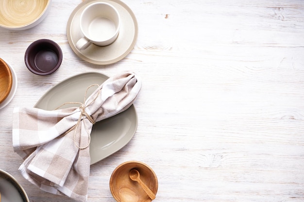 Stół z naczyniami i potrawami